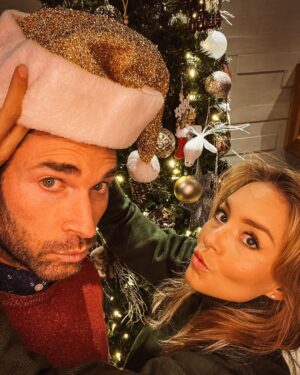 Sebastián Rulli Instagram - Felíz Navidad 🎄 con todo nuestro Amor!!! Muchas bendiciones para ustedes y sus seres queridos ♥️♥️♥️. Agradecidos con el Amor y muestras de cariños que nos dan, detalles que nos hacen llegar y sonrisas de emoción que nos provocan. Los amamos.
#navidad2022 #merrychristmas #fiesta #familia