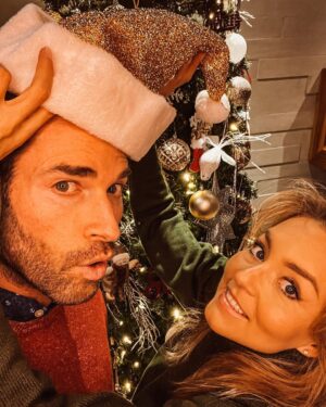 Sebastián Rulli Instagram - Felíz Navidad 🎄 con todo nuestro Amor!!! Muchas bendiciones para ustedes y sus seres queridos ♥️♥️♥️. Agradecidos con el Amor y muestras de cariños que nos dan, detalles que nos hacen llegar y sonrisas de emoción que nos provocan. Los amamos.
#navidad2022 #merrychristmas #fiesta #familia
