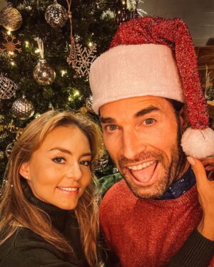 Sebastián Rulli Instagram - Felíz Navidad 🎄 con todo nuestro Amor!!! Muchas bendiciones para ustedes y sus seres queridos ♥️♥️♥️. Agradecidos con el Amor y muestras de cariños que nos dan, detalles que nos hacen llegar y sonrisas de emoción que nos provocan. Los amamos.
#navidad2022 #merrychristmas #fiesta #familia
