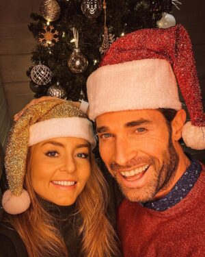 Sebastián Rulli Instagram - Felíz Navidad 🎄 con todo nuestro Amor!!! Muchas bendiciones para ustedes y sus seres queridos ♥️♥️♥️. Agradecidos con el Amor y muestras de cariños que nos dan, detalles que nos hacen llegar y sonrisas de emoción que nos provocan. Los amamos.
#navidad2022 #merrychristmas #fiesta #familia