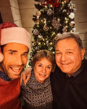 Sebastián Rulli Instagram - Felíz Navidad 🎄 con todo nuestro Amor!!! Muchas bendiciones para ustedes y sus seres queridos ♥️♥️♥️. Agradecidos con el Amor y muestras de cariños que nos dan, detalles que nos hacen llegar y sonrisas de emoción que nos provocan. Los amamos.
#navidad2022 #merrychristmas #fiesta #familia