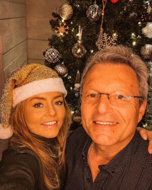 Sebastián Rulli Instagram - Felíz Navidad 🎄 con todo nuestro Amor!!! Muchas bendiciones para ustedes y sus seres queridos ♥️♥️♥️. Agradecidos con el Amor y muestras de cariños que nos dan, detalles que nos hacen llegar y sonrisas de emoción que nos provocan. Los amamos.
#navidad2022 #merrychristmas #fiesta #familia