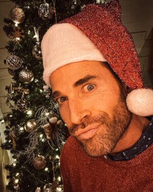 Sebastián Rulli Instagram - Felíz Navidad 🎄 con todo nuestro Amor!!! Muchas bendiciones para ustedes y sus seres queridos ♥️♥️♥️. Agradecidos con el Amor y muestras de cariños que nos dan, detalles que nos hacen llegar y sonrisas de emoción que nos provocan. Los amamos.
#navidad2022 #merrychristmas #fiesta #familia