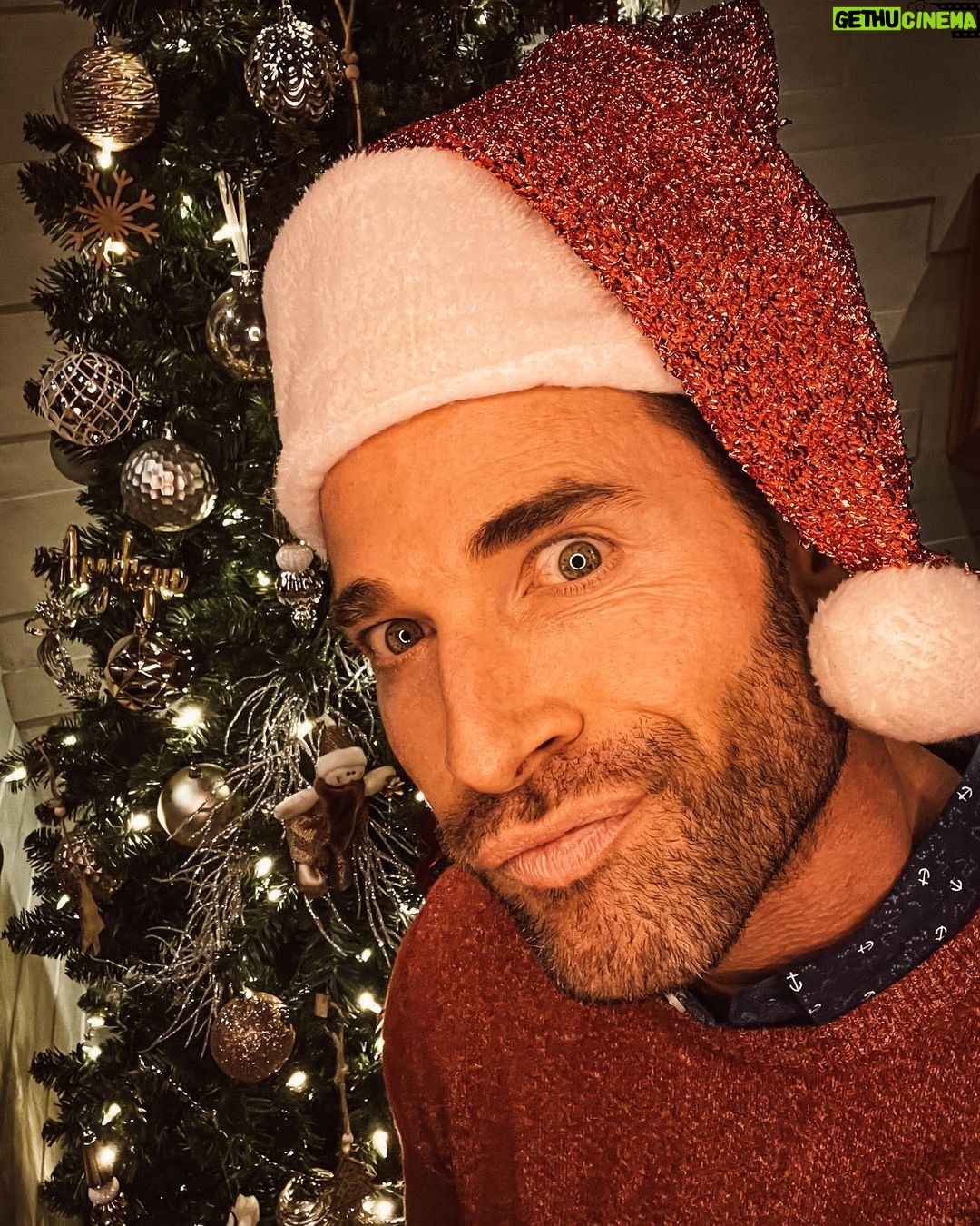 Sebastián Rulli - 696.8K Likes - Felíz Navidad 🎄 con todo nuestro Amor!!! Muchas bendiciones para ustedes y sus seres queridos ♥️♥️♥️. Agradecidos con el Amor y muestras de cariños que nos dan, detalles que nos hacen llegar y sonrisas de emoción que nos provocan. Los amamos.
#navidad2022 #merrychristmas #fiesta #familia