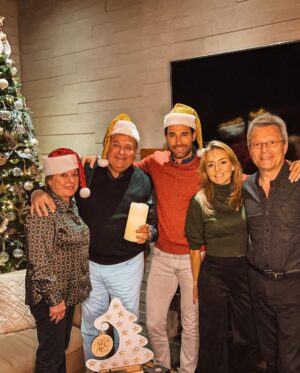 Sebastián Rulli Instagram - Felíz Navidad 🎄 con todo nuestro Amor!!! Muchas bendiciones para ustedes y sus seres queridos ♥️♥️♥️. Agradecidos con el Amor y muestras de cariños que nos dan, detalles que nos hacen llegar y sonrisas de emoción que nos provocan. Los amamos.
#navidad2022 #merrychristmas #fiesta #familia