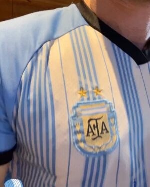 Sebastián Rulli Instagram - Y la Navidad ya llegó para todos l@s Argentinos!!! No hay mejor regalo que esta copa del mundo!! Que mundial y Partido tan impresionante!! La mejor final de todos los tiempos. 2 equipazos dándolo todo y el resultado más emocionante para los que amamos Argentina y sabemos lo importante que es una alegría asi en momentos difíciles. Felicidades @leomessi !!! Te merecías levantar esta copa!! Y sobretodo GRACIAS POR UNIR  los corazones de todos los jugadores y formar un equipo memorable. Bravo Capitán y bravo a toda la selección de Argentina!! 
VAMOS ARGENTINA CARAJOOO!! Campeones mundiales de fútbol!!! #qatar #mundial #copadomundo #campeones #argentina #futbol