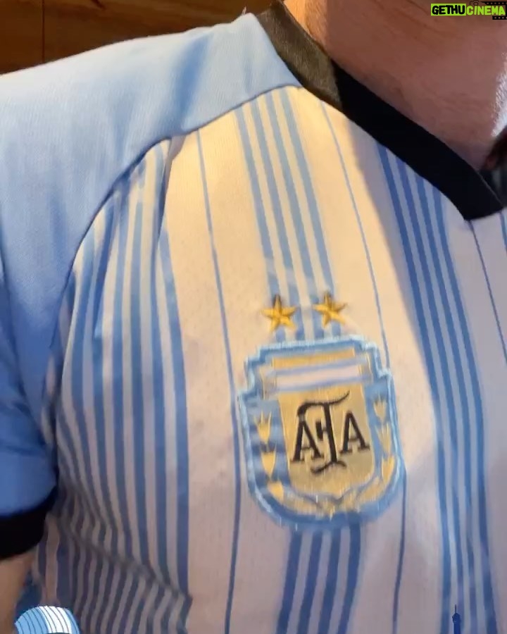 Sebastián Rulli - 689.3K Likes - Y la Navidad ya llegó para todos l@s Argentinos!!! No hay mejor regalo que esta copa del mundo!! Que mundial y Partido tan impresionante!! La mejor final de todos los tiempos. 2 equipazos dándolo todo y el resultado más emocionante para los que amamos Argentina y sabemos lo importante que es una alegría asi en momentos difíciles. Felicidades @leomessi !!! Te merecías levantar esta copa!! Y sobretodo GRACIAS POR UNIR los corazones de todos los jugadores y formar un equipo memorable. Bravo Capitán y bravo a toda la selección de Argentina!!
VAMOS ARGENTINA CARAJOOO!! Campeones mundiales de fútbol!!! #qatar #mundial #copadomundo #campeones #argentina #futbol