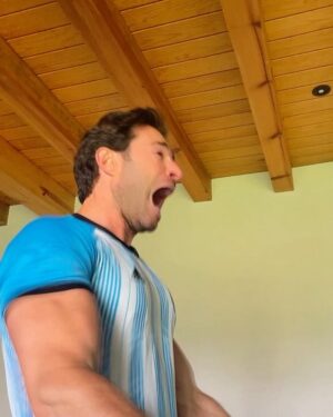 Sebastián Rulli Instagram - Y la Navidad ya llegó para todos l@s Argentinos!!! No hay mejor regalo que esta copa del mundo!! Que mundial y Partido tan impresionante!! La mejor final de todos los tiempos. 2 equipazos dándolo todo y el resultado más emocionante para los que amamos Argentina y sabemos lo importante que es una alegría asi en momentos difíciles. Felicidades @leomessi !!! Te merecías levantar esta copa!! Y sobretodo GRACIAS POR UNIR  los corazones de todos los jugadores y formar un equipo memorable. Bravo Capitán y bravo a toda la selección de Argentina!! 
VAMOS ARGENTINA CARAJOOO!! Campeones mundiales de fútbol!!! #qatar #mundial #copadomundo #campeones #argentina #futbol