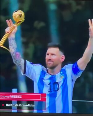 Sebastián Rulli Instagram - Y la Navidad ya llegó para todos l@s Argentinos!!! No hay mejor regalo que esta copa del mundo!! Que mundial y Partido tan impresionante!! La mejor final de todos los tiempos. 2 equipazos dándolo todo y el resultado más emocionante para los que amamos Argentina y sabemos lo importante que es una alegría asi en momentos difíciles. Felicidades @leomessi !!! Te merecías levantar esta copa!! Y sobretodo GRACIAS POR UNIR  los corazones de todos los jugadores y formar un equipo memorable. Bravo Capitán y bravo a toda la selección de Argentina!! 
VAMOS ARGENTINA CARAJOOO!! Campeones mundiales de fútbol!!! #qatar #mundial #copadomundo #campeones #argentina #futbol