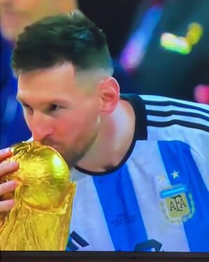 Sebastián Rulli Instagram - Y la Navidad ya llegó para todos l@s Argentinos!!! No hay mejor regalo que esta copa del mundo!! Que mundial y Partido tan impresionante!! La mejor final de todos los tiempos. 2 equipazos dándolo todo y el resultado más emocionante para los que amamos Argentina y sabemos lo importante que es una alegría asi en momentos difíciles. Felicidades @leomessi !!! Te merecías levantar esta copa!! Y sobretodo GRACIAS POR UNIR  los corazones de todos los jugadores y formar un equipo memorable. Bravo Capitán y bravo a toda la selección de Argentina!! 
VAMOS ARGENTINA CARAJOOO!! Campeones mundiales de fútbol!!! #qatar #mundial #copadomundo #campeones #argentina #futbol