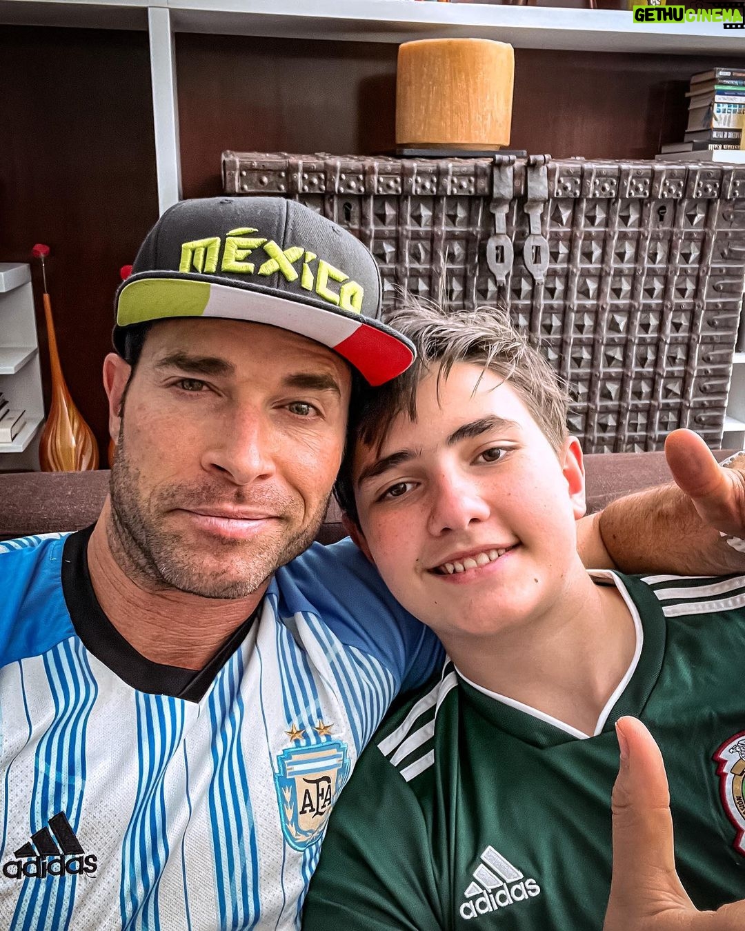 Sebastián Rulli Instagram - El amor por Mexico y Argentina hoy se hacen presentes, en este día tan importante donde se juegan pasar a octavos de final. El Mundial es motivo de festejo y Union!! Que viva el deporte y la pasión. #santitime #vivaMexico #vamosargentina #futbol #mundial #qatar #fatherandson Amor y Pasión