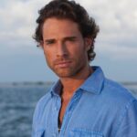 Sebastián Rulli Instagram – Hoy se cumplen 10 años del estreno de la Novela “Lo que la Vida me Robó”. Una historia fuertísima y apasionante que disfruté como ninguna otra. 
Alejandro Almonte… de los personajes favoritos en mi carrera. 
El elenco seguimos conectados y activos en un chat que amo y disfruto mucho. Esa vibra entre todos fue la magia que contagió al público.
Y obvio la pareja entre Montserrat y Alejandro fue algo que nos ayudó a conocernos más como compañeros a Angy y a mi y nos impulsó a  hacer teatro juntos y luego…. Todo comenzó entre los 2❤️❤️❤️❤️.
Recordar es volver a vivir!! #quebonitoeslobonito #10años #loquelavidamerobo #telenovelafavorita #montserratyalejandro Lo QUe La Vida Me Robo