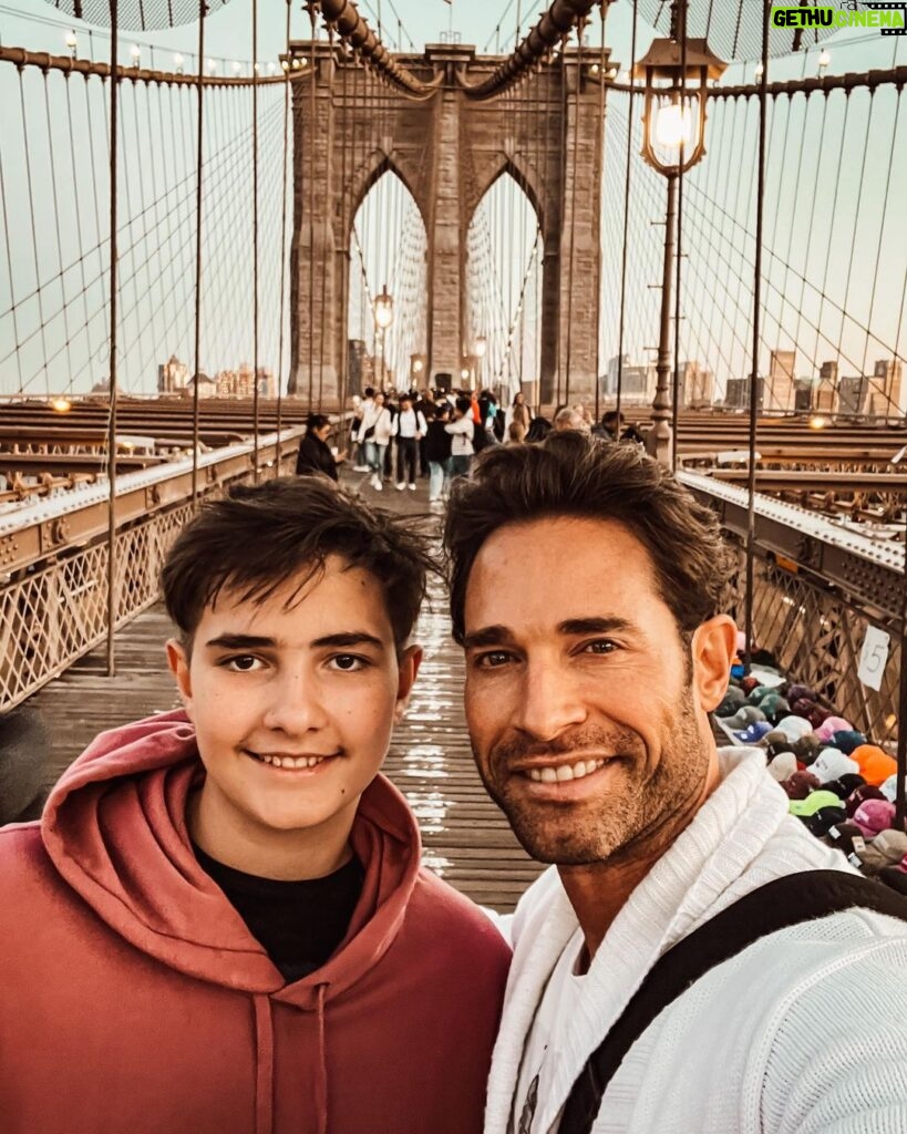 Sebastián Rulli Instagram - NYC!! De esos viajes que quedarán en la memoria y tatuados en el corazón!! Verte sonreír así “Hijo Mío” es de los regalos más grande que la vida me da. Que se repitan muchos días como estos y podamos seguir compartiendo juntos ese amor infinito que nos une. #noparamosniunsegundo #losrulliseanunidos #NYCen24hs 🗽🕺🚀💥💙💙 #quebonitoeslobonito #love #fatherandson #teamo @santiagorulligalliano New York City, N.Y.