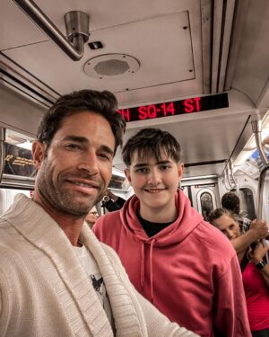 Sebastián Rulli Instagram - NYC!! De esos viajes que quedarán en la memoria y tatuados en el corazón!! Verte sonreír así “Hijo Mío” es de los regalos más grande que la vida me da. Que se repitan muchos días como estos y podamos seguir compartiendo juntos ese amor infinito que nos une.  #noparamosniunsegundo #losrulliseanunidos #NYCen24hs 🗽🕺🚀💥💙💙 #quebonitoeslobonito #love #fatherandson #teamo @santiagorulligalliano