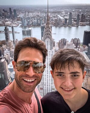 Sebastián Rulli Instagram - NYC!! De esos viajes que quedarán en la memoria y tatuados en el corazón!! Verte sonreír así “Hijo Mío” es de los regalos más grande que la vida me da. Que se repitan muchos días como estos y podamos seguir compartiendo juntos ese amor infinito que nos une.  #noparamosniunsegundo #losrulliseanunidos #NYCen24hs 🗽🕺🚀💥💙💙 #quebonitoeslobonito #love #fatherandson #teamo @santiagorulligalliano