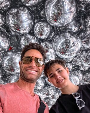 Sebastián Rulli Instagram - NYC!! De esos viajes que quedarán en la memoria y tatuados en el corazón!! Verte sonreír así “Hijo Mío” es de los regalos más grande que la vida me da. Que se repitan muchos días como estos y podamos seguir compartiendo juntos ese amor infinito que nos une.  #noparamosniunsegundo #losrulliseanunidos #NYCen24hs 🗽🕺🚀💥💙💙 #quebonitoeslobonito #love #fatherandson #teamo @santiagorulligalliano