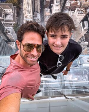 Sebastián Rulli Instagram - NYC!! De esos viajes que quedarán en la memoria y tatuados en el corazón!! Verte sonreír así “Hijo Mío” es de los regalos más grande que la vida me da. Que se repitan muchos días como estos y podamos seguir compartiendo juntos ese amor infinito que nos une.  #noparamosniunsegundo #losrulliseanunidos #NYCen24hs 🗽🕺🚀💥💙💙 #quebonitoeslobonito #love #fatherandson #teamo @santiagorulligalliano