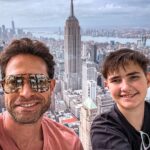 Sebastián Rulli Instagram - NYC!! De esos viajes que quedarán en la memoria y tatuados en el corazón!! Verte sonreír así “Hijo Mío” es de los regalos más grande que la vida me da. Que se repitan muchos días como estos y podamos seguir compartiendo juntos ese amor infinito que nos une. #noparamosniunsegundo #losrulliseanunidos #NYCen24hs 🗽🕺🚀💥💙💙 #quebonitoeslobonito #love #fatherandson #teamo @santiagorulligalliano New York City, N.Y.