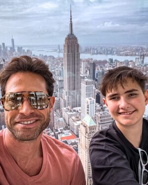 Sebastián Rulli Instagram - NYC!! De esos viajes que quedarán en la memoria y tatuados en el corazón!! Verte sonreír así “Hijo Mío” es de los regalos más grande que la vida me da. Que se repitan muchos días como estos y podamos seguir compartiendo juntos ese amor infinito que nos une.  #noparamosniunsegundo #losrulliseanunidos #NYCen24hs 🗽🕺🚀💥💙💙 #quebonitoeslobonito #love #fatherandson #teamo @santiagorulligalliano