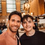 Sebastián Rulli Instagram - NYC!! De esos viajes que quedarán en la memoria y tatuados en el corazón!! Verte sonreír así “Hijo Mío” es de los regalos más grande que la vida me da. Que se repitan muchos días como estos y podamos seguir compartiendo juntos ese amor infinito que nos une. #noparamosniunsegundo #losrulliseanunidos #NYCen24hs 🗽🕺🚀💥💙💙 #quebonitoeslobonito #love #fatherandson #teamo @santiagorulligalliano New York City, N.Y.
