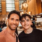 Sebastián Rulli Instagram – NYC!! De esos viajes que quedarán en la memoria y tatuados en el corazón!! Verte sonreír así “Hijo Mío” es de los regalos más grande que la vida me da. Que se repitan muchos días como estos y podamos seguir compartiendo juntos ese amor infinito que nos une.  #noparamosniunsegundo #losrulliseanunidos #NYCen24hs 🗽🕺🚀💥💙💙 #quebonitoeslobonito #love #fatherandson #teamo @santiagorulligalliano New York City, N.Y.