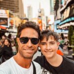 Sebastián Rulli Instagram - NYC!! De esos viajes que quedarán en la memoria y tatuados en el corazón!! Verte sonreír así “Hijo Mío” es de los regalos más grande que la vida me da. Que se repitan muchos días como estos y podamos seguir compartiendo juntos ese amor infinito que nos une. #noparamosniunsegundo #losrulliseanunidos #NYCen24hs 🗽🕺🚀💥💙💙 #quebonitoeslobonito #love #fatherandson #teamo @santiagorulligalliano New York City, N.Y.