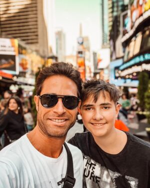 Sebastián Rulli Instagram - NYC!! De esos viajes que quedarán en la memoria y tatuados en el corazón!! Verte sonreír así “Hijo Mío” es de los regalos más grande que la vida me da. Que se repitan muchos días como estos y podamos seguir compartiendo juntos ese amor infinito que nos une.  #noparamosniunsegundo #losrulliseanunidos #NYCen24hs 🗽🕺🚀💥💙💙 #quebonitoeslobonito #love #fatherandson #teamo @santiagorulligalliano