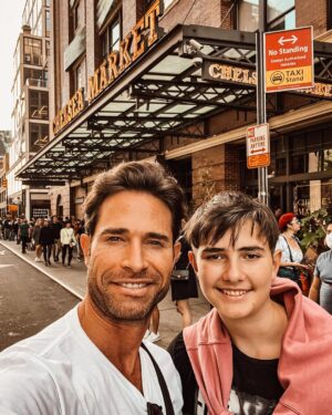 Sebastián Rulli Instagram - NYC!! De esos viajes que quedarán en la memoria y tatuados en el corazón!! Verte sonreír así “Hijo Mío” es de los regalos más grande que la vida me da. Que se repitan muchos días como estos y podamos seguir compartiendo juntos ese amor infinito que nos une.  #noparamosniunsegundo #losrulliseanunidos #NYCen24hs 🗽🕺🚀💥💙💙 #quebonitoeslobonito #love #fatherandson #teamo @santiagorulligalliano
