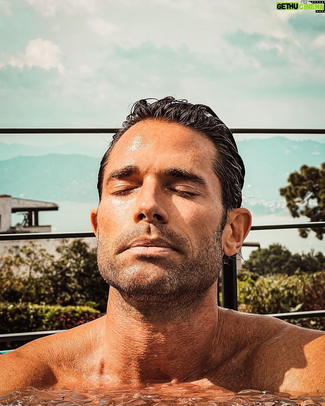 Sebastián Rulli Instagram - Solo los Disciplinados son libres en la vida. Si eres indisciplinado eres esclavo de tus estados de ánimo. Ten claras tus metas, cómo deseas tu presente, salud y entorno. Trabaja en cada detalle y haz las cosas bien y, si se puede..mejor. Empujate a “Ser Mejor”. Si quieres ver resultados, no dependas de la Suerte. La herramienta infalible es la “Disciplina”!!! Te aseguro que cada paso o meta que cumplas, cuanto mayor grado de dificultad tenga, la satisfacción será directamente proporcional. #sisepuede #bebetter #nofear #sinmiedoalexito #disciplina #mecaguedefrio🥶 #estodomental 🤔🤯🤪🕺 Gracias @eliascohen17 por ser mi partner en esto de los Hielos y @angeliqueboyer por documentar y acompañarme en todo con tanto amor 🥰 Las Aguas Frescas del Chavo
