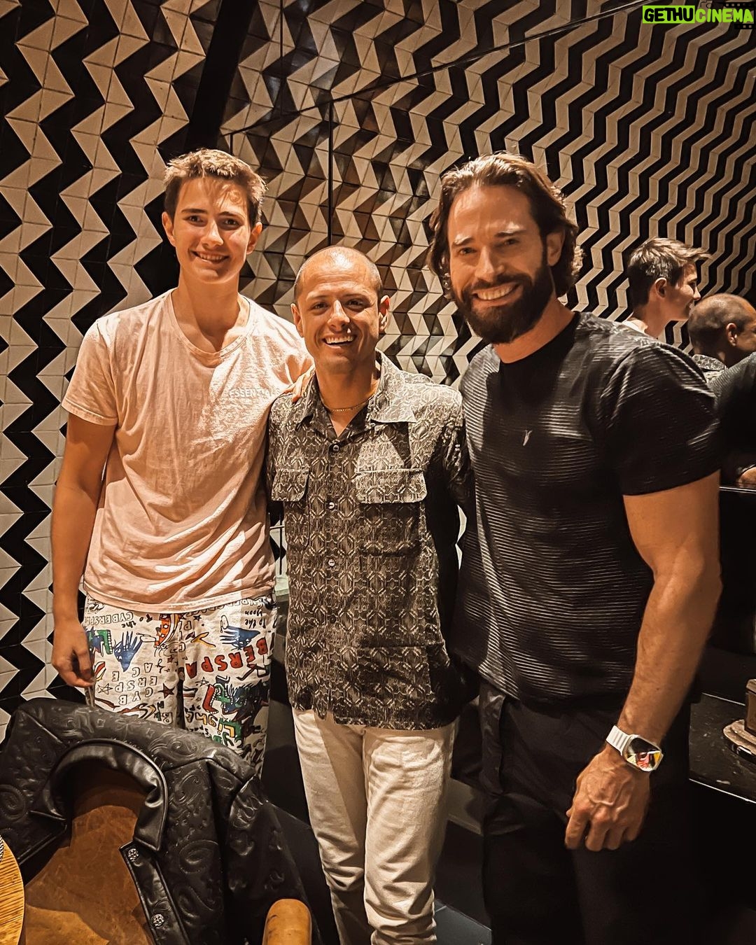 Sebastián Rulli Instagram - Foto después de cenar con 2 de mis ídolos en la vida! Mi buen amigo, hermano, Leyenda, crack @ch14_ y mi Hijo @santiagorulligalliano !! Gracias Javi por tu tiempo y los buenos consejos para Santi. Seguro que los recordará por siempre al igual que Yo. 🙌💙💙💙💥💯#losamo #amoryamistad Mexico City, Mexico