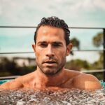 Sebastián Rulli Instagram – Solo los Disciplinados son libres en la vida. 
Si eres indisciplinado eres esclavo de tus estados de ánimo. 
Ten claras tus metas, cómo deseas tu presente, salud y entorno. Trabaja en cada detalle y haz las cosas bien y, si se puede..mejor. 
Empujate a “Ser Mejor”.
Si quieres ver resultados, no dependas de la Suerte.
La herramienta infalible es la “Disciplina”!!!
Te aseguro que cada paso o meta que cumplas, cuanto mayor grado de dificultad tenga, la satisfacción será directamente proporcional.
#sisepuede #bebetter #nofear #sinmiedoalexito #disciplina #mecaguedefrio🥶 #estodomental 🤔🤯🤪🕺
Gracias @eliascohen17 por ser mi partner en esto de los Hielos y @angeliqueboyer por documentar y acompañarme en todo con tanto amor 🥰 Las Aguas Frescas del Chavo