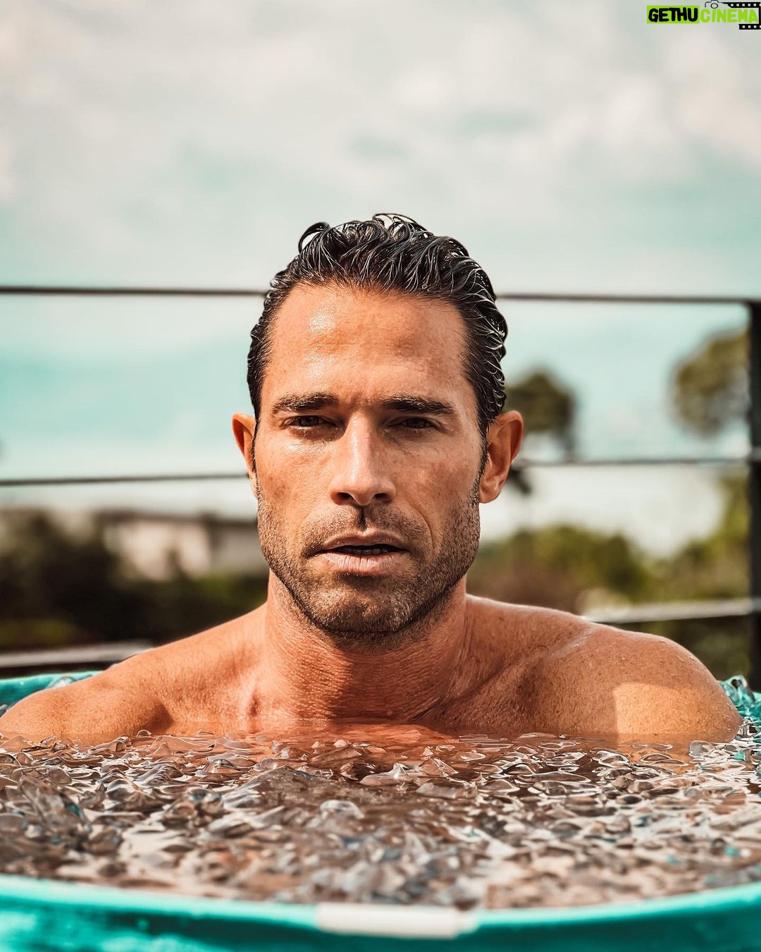 Sebastián Rulli Instagram - Solo los Disciplinados son libres en la vida. Si eres indisciplinado eres esclavo de tus estados de ánimo. Ten claras tus metas, cómo deseas tu presente, salud y entorno. Trabaja en cada detalle y haz las cosas bien y, si se puede..mejor. Empujate a “Ser Mejor”. Si quieres ver resultados, no dependas de la Suerte. La herramienta infalible es la “Disciplina”!!! Te aseguro que cada paso o meta que cumplas, cuanto mayor grado de dificultad tenga, la satisfacción será directamente proporcional. #sisepuede #bebetter #nofear #sinmiedoalexito #disciplina #mecaguedefrio🥶 #estodomental 🤔🤯🤪🕺 Gracias @eliascohen17 por ser mi partner en esto de los Hielos y @angeliqueboyer por documentar y acompañarme en todo con tanto amor 🥰 Las Aguas Frescas del Chavo