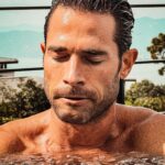 Sebastián Rulli Instagram – Solo los Disciplinados son libres en la vida. 
Si eres indisciplinado eres esclavo de tus estados de ánimo. 
Ten claras tus metas, cómo deseas tu presente, salud y entorno. Trabaja en cada detalle y haz las cosas bien y, si se puede..mejor. 
Empujate a “Ser Mejor”.
Si quieres ver resultados, no dependas de la Suerte.
La herramienta infalible es la “Disciplina”!!!
Te aseguro que cada paso o meta que cumplas, cuanto mayor grado de dificultad tenga, la satisfacción será directamente proporcional.
#sisepuede #bebetter #nofear #sinmiedoalexito #disciplina #mecaguedefrio🥶 #estodomental 🤔🤯🤪🕺
Gracias @eliascohen17 por ser mi partner en esto de los Hielos y @angeliqueboyer por documentar y acompañarme en todo con tanto amor 🥰 Las Aguas Frescas del Chavo