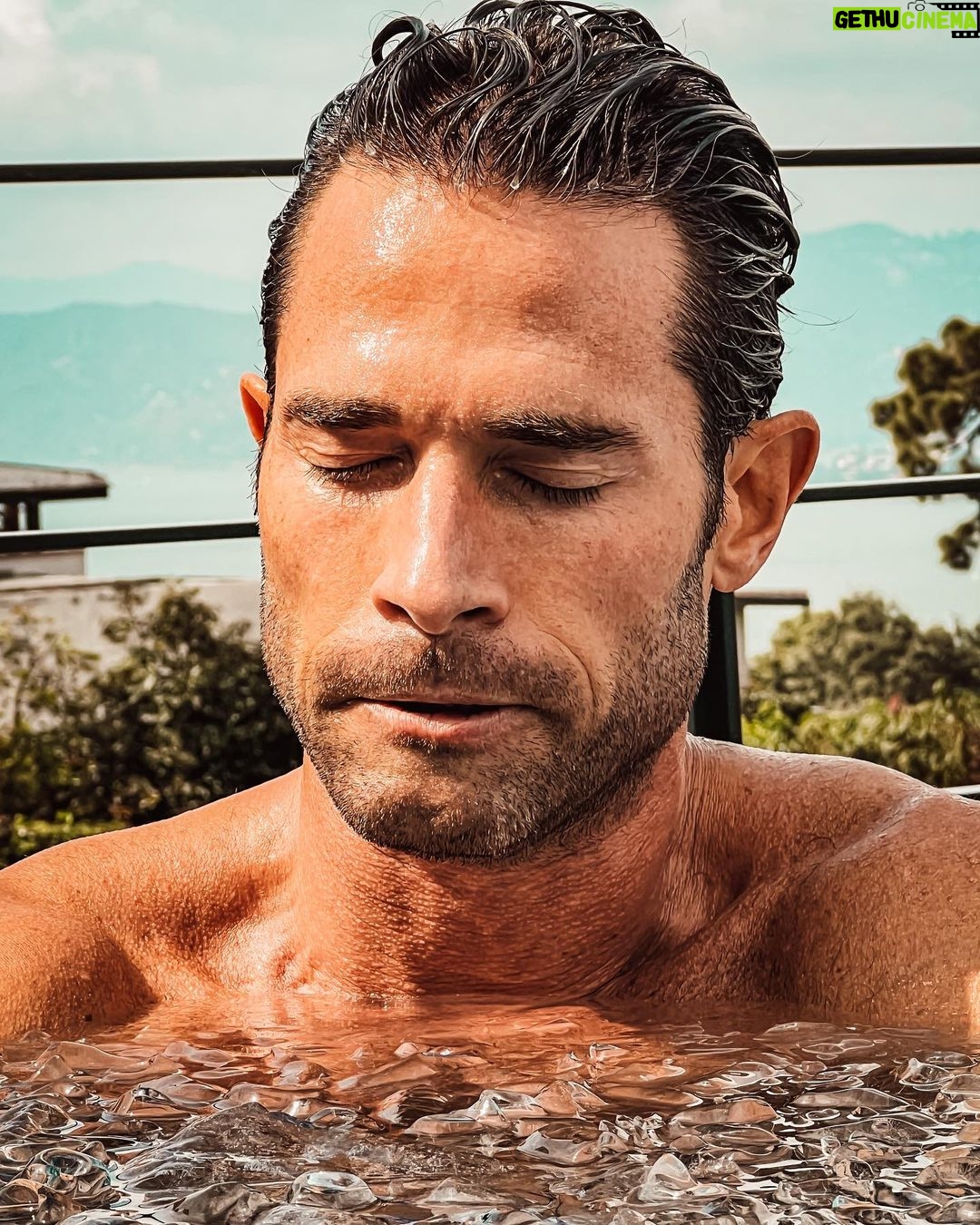 Sebastián Rulli Instagram - Solo los Disciplinados son libres en la vida. Si eres indisciplinado eres esclavo de tus estados de ánimo. Ten claras tus metas, cómo deseas tu presente, salud y entorno. Trabaja en cada detalle y haz las cosas bien y, si se puede..mejor. Empujate a “Ser Mejor”. Si quieres ver resultados, no dependas de la Suerte. La herramienta infalible es la “Disciplina”!!! Te aseguro que cada paso o meta que cumplas, cuanto mayor grado de dificultad tenga, la satisfacción será directamente proporcional. #sisepuede #bebetter #nofear #sinmiedoalexito #disciplina #mecaguedefrio🥶 #estodomental 🤔🤯🤪🕺 Gracias @eliascohen17 por ser mi partner en esto de los Hielos y @angeliqueboyer por documentar y acompañarme en todo con tanto amor 🥰 Las Aguas Frescas del Chavo