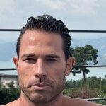 Sebastián Rulli Instagram – Solo los Disciplinados son libres en la vida. 
Si eres indisciplinado eres esclavo de tus estados de ánimo. 
Ten claras tus metas, cómo deseas tu presente, salud y entorno. Trabaja en cada detalle y haz las cosas bien y, si se puede..mejor. 
Empujate a “Ser Mejor”.
Si quieres ver resultados, no dependas de la Suerte.
La herramienta infalible es la “Disciplina”!!!
Te aseguro que cada paso o meta que cumplas, cuanto mayor grado de dificultad tenga, la satisfacción será directamente proporcional.
#sisepuede #bebetter #nofear #sinmiedoalexito #disciplina #mecaguedefrio🥶 #estodomental 🤔🤯🤪🕺
Gracias @eliascohen17 por ser mi partner en esto de los Hielos y @angeliqueboyer por documentar y acompañarme en todo con tanto amor 🥰 Las Aguas Frescas del Chavo