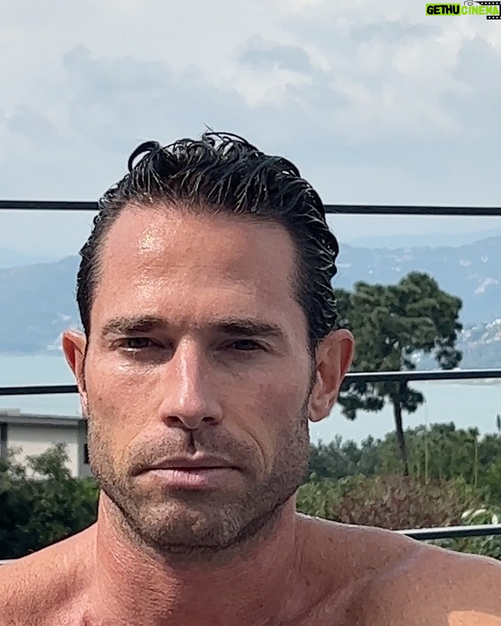 Sebastián Rulli Instagram - Solo los Disciplinados son libres en la vida. Si eres indisciplinado eres esclavo de tus estados de ánimo. Ten claras tus metas, cómo deseas tu presente, salud y entorno. Trabaja en cada detalle y haz las cosas bien y, si se puede..mejor. Empujate a “Ser Mejor”. Si quieres ver resultados, no dependas de la Suerte. La herramienta infalible es la “Disciplina”!!! Te aseguro que cada paso o meta que cumplas, cuanto mayor grado de dificultad tenga, la satisfacción será directamente proporcional. #sisepuede #bebetter #nofear #sinmiedoalexito #disciplina #mecaguedefrio🥶 #estodomental 🤔🤯🤪🕺 Gracias @eliascohen17 por ser mi partner en esto de los Hielos y @angeliqueboyer por documentar y acompañarme en todo con tanto amor 🥰 Las Aguas Frescas del Chavo