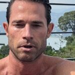 Sebastián Rulli Instagram - Solo los Disciplinados son libres en la vida. Si eres indisciplinado eres esclavo de tus estados de ánimo. Ten claras tus metas, cómo deseas tu presente, salud y entorno. Trabaja en cada detalle y haz las cosas bien y, si se puede..mejor. Empujate a “Ser Mejor”. Si quieres ver resultados, no dependas de la Suerte. La herramienta infalible es la “Disciplina”!!! Te aseguro que cada paso o meta que cumplas, cuanto mayor grado de dificultad tenga, la satisfacción será directamente proporcional. #sisepuede #bebetter #nofear #sinmiedoalexito #disciplina #mecaguedefrio🥶 #estodomental 🤔🤯🤪🕺 Gracias @eliascohen17 por ser mi partner en esto de los Hielos y @angeliqueboyer por documentar y acompañarme en todo con tanto amor 🥰 Las Aguas Frescas del Chavo