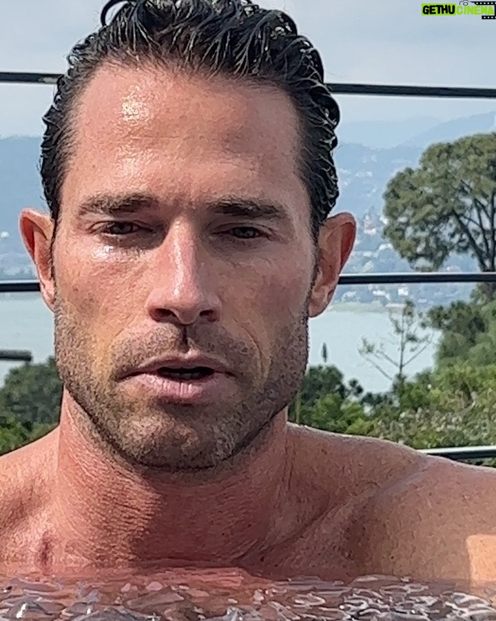 Sebastián Rulli Instagram - Solo los Disciplinados son libres en la vida. Si eres indisciplinado eres esclavo de tus estados de ánimo. Ten claras tus metas, cómo deseas tu presente, salud y entorno. Trabaja en cada detalle y haz las cosas bien y, si se puede..mejor. Empujate a “Ser Mejor”. Si quieres ver resultados, no dependas de la Suerte. La herramienta infalible es la “Disciplina”!!! Te aseguro que cada paso o meta que cumplas, cuanto mayor grado de dificultad tenga, la satisfacción será directamente proporcional. #sisepuede #bebetter #nofear #sinmiedoalexito #disciplina #mecaguedefrio🥶 #estodomental 🤔🤯🤪🕺 Gracias @eliascohen17 por ser mi partner en esto de los Hielos y @angeliqueboyer por documentar y acompañarme en todo con tanto amor 🥰 Las Aguas Frescas del Chavo