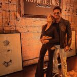 Sebastián Rulli Instagram - Noche de Humo… #locosydiferentes #llamanoscomoquieras #love #friends #art #tribu Libres y Locos