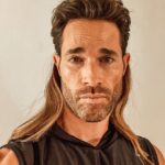 Sebastián Rulli Instagram - Y si tú fueras caricatura…? Yo sería Droopy 🤪🕺💥 #lavidaencaricaturas #tuquienserias? #playthegame Caricartoons