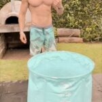 Sebastián Rulli Instagram – Buenas y frescas las tengan!!! A comenzar esta semana con positivismo y energía renovada!! 
Los baños de hielo o terapia de frio( cómo lo quieran llamar) es algo que quería experimentar. 
Sumergirme durante 15 min en el mediterráneo, que tiene una temperatura de 15 grados, me resultó mucho más soportable que 3 min en esta tina a 3 grados!! 😱😱😱🤯. 
Pero reconozco que el resultado valió la pena. El trabajo mental que se necesita para controlar la reacción física es muy satisfactorio. 
…Luego uno se siente increíble!!
Independientemente de los beneficios extras al sistema inmunológico que también tienen. #soloparavalientesolocos #terapiadehielo #ugfriodelcarajo 🥶 #lifestyle #motivation #goodbives #monday 
Ya lo probaste? Que te pareció? 
Si no lo hiciste, lo harias?? HACE FRIO