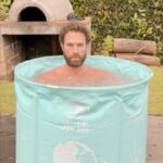 Sebastián Rulli Instagram – Buenas y frescas las tengan!!! A comenzar esta semana con positivismo y energía renovada!! 
Los baños de hielo o terapia de frio( cómo lo quieran llamar) es algo que quería experimentar. 
Sumergirme durante 15 min en el mediterráneo, que tiene una temperatura de 15 grados, me resultó mucho más soportable que 3 min en esta tina a 3 grados!! 😱😱😱🤯. 
Pero reconozco que el resultado valió la pena. El trabajo mental que se necesita para controlar la reacción física es muy satisfactorio. 
…Luego uno se siente increíble!!
Independientemente de los beneficios extras al sistema inmunológico que también tienen. #soloparavalientesolocos #terapiadehielo #ugfriodelcarajo 🥶 #lifestyle #motivation #goodbives #monday 
Ya lo probaste? Que te pareció? 
Si no lo hiciste, lo harias?? HACE FRIO