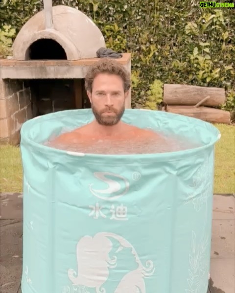 Sebastián Rulli Instagram - Buenas y frescas las tengan!!! A comenzar esta semana con positivismo y energía renovada!! Los baños de hielo o terapia de frio( cómo lo quieran llamar) es algo que quería experimentar. Sumergirme durante 15 min en el mediterráneo, que tiene una temperatura de 15 grados, me resultó mucho más soportable que 3 min en esta tina a 3 grados!! 😱😱😱🤯. Pero reconozco que el resultado valió la pena. El trabajo mental que se necesita para controlar la reacción física es muy satisfactorio. …Luego uno se siente increíble!! Independientemente de los beneficios extras al sistema inmunológico que también tienen. #soloparavalientesolocos #terapiadehielo #ugfriodelcarajo 🥶 #lifestyle #motivation #goodbives #monday Ya lo probaste? Que te pareció? Si no lo hiciste, lo harias?? HACE FRIO