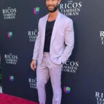 Sebastián Rulli Instagram – De…morado y Felíz!! 🕺💥
Les dejo un collage de momentos compartidos durante la presentación de #losricostambienlloran en Miami para USA🇺🇸 . Gracias a todos los que nos acompañaron y sufrieron el calor de esa tarde y a los que lo hicieron por las redes!! Todo mi cariño de regreso!!! 
#producciondelujo #momentosinolvidables 
Gracias @claudia3martin por tu buena onda profesionalismo y disposición siempre!!
A @patricio1357 por sus palabras, tan importantes para mi!🙌
Que les parecieron los primeros capítulos? 
No se la pierdan de lunes a viernes de 10pm/9 centro por @univision Miami, Florida