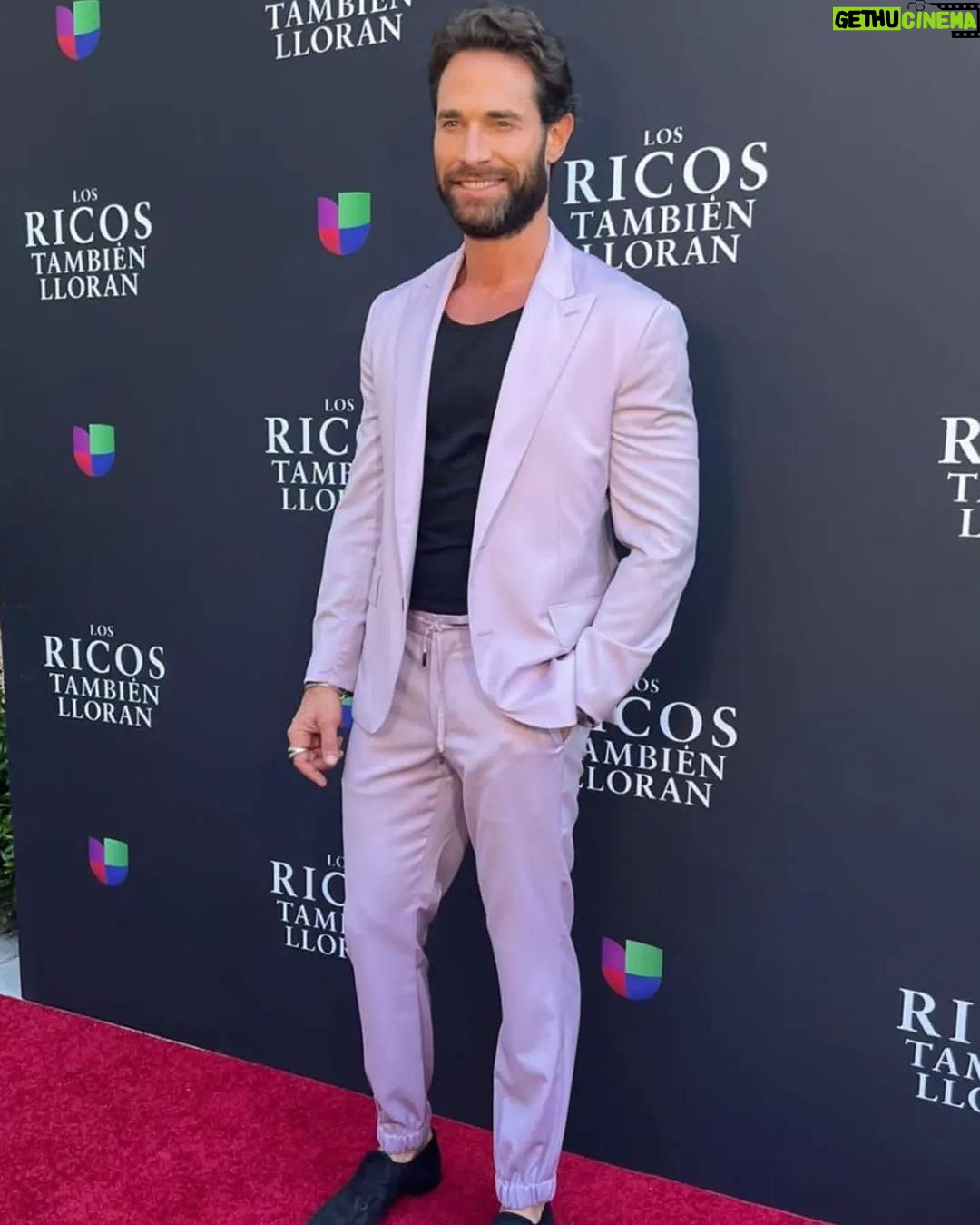 Sebastián Rulli Instagram - De…morado y Felíz!! 🕺💥 Les dejo un collage de momentos compartidos durante la presentación de #losricostambienlloran en Miami para USA🇺🇸 . Gracias a todos los que nos acompañaron y sufrieron el calor de esa tarde y a los que lo hicieron por las redes!! Todo mi cariño de regreso!!! #producciondelujo #momentosinolvidables Gracias @claudia3martin por tu buena onda profesionalismo y disposición siempre!! A @patricio1357 por sus palabras, tan importantes para mi!🙌 Que les parecieron los primeros capítulos? No se la pierdan de lunes a viernes de 10pm/9 centro por @univision Miami, Florida