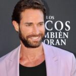 Sebastián Rulli Instagram – De…morado y Felíz!! 🕺💥
Les dejo un collage de momentos compartidos durante la presentación de #losricostambienlloran en Miami para USA🇺🇸 . Gracias a todos los que nos acompañaron y sufrieron el calor de esa tarde y a los que lo hicieron por las redes!! Todo mi cariño de regreso!!! 
#producciondelujo #momentosinolvidables 
Gracias @claudia3martin por tu buena onda profesionalismo y disposición siempre!!
A @patricio1357 por sus palabras, tan importantes para mi!🙌
Que les parecieron los primeros capítulos? 
No se la pierdan de lunes a viernes de 10pm/9 centro por @univision Miami, Florida