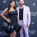 Sebastián Rulli Instagram – De…morado y Felíz!! 🕺💥
Les dejo un collage de momentos compartidos durante la presentación de #losricostambienlloran en Miami para USA🇺🇸 . Gracias a todos los que nos acompañaron y sufrieron el calor de esa tarde y a los que lo hicieron por las redes!! Todo mi cariño de regreso!!! 
#producciondelujo #momentosinolvidables 
Gracias @claudia3martin por tu buena onda profesionalismo y disposición siempre!!
A @patricio1357 por sus palabras, tan importantes para mi!🙌
Que les parecieron los primeros capítulos? 
No se la pierdan de lunes a viernes de 10pm/9 centro por @univision Miami, Florida