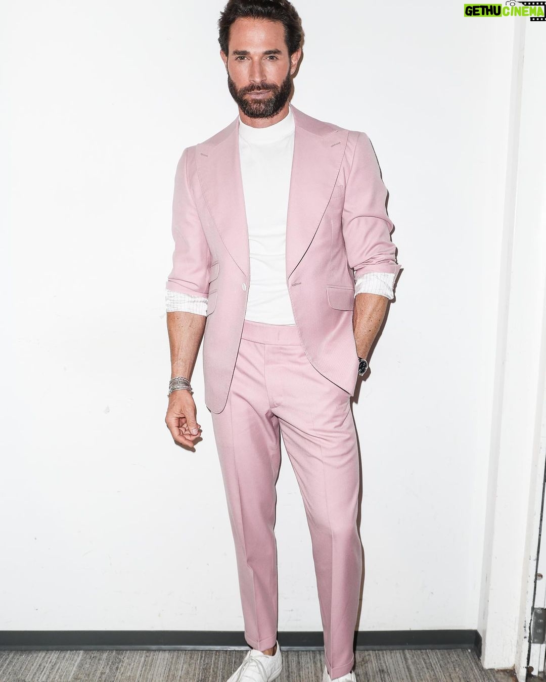 Sebastián Rulli Instagram - Para cuando uno anda rosado… qué pomada recomiendan? 🤔🤪🕺 Sean serios con los comentarios🤨🧐😄 Stylist @rodrigoaalcantara 🚀💥 #losricostambienlloran #miami #actorslife Miami, Florida