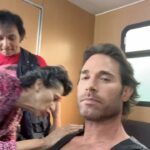 Sebastián Rulli Instagram - Si esto les parece divertido… no se pierdan hoy el estreno de “está Libre” Mi querida @patriciareyesspindola se ofreció a caracterizarme antes de las escenas que teníamos que grabar. Fuimos un equipo muy profesional y entregado (como pueden ver). Se necesitaba confianza para la secuencia que nos esperaba🤪😂😂. Esta serie cómica, escrita y dirigida por mi buen amigo Curiel los va a divertir mucho. Gracias por haberme dado el honor de ser el invitado especial del primer capitulo. Mucho éxito @ricardopolanco_ , @patriciareyesspindola , @curieldeicaza y resto del equipo. Estreno Jueves 5 de octubre 23hs @canalestrellas Estreno Mundial
