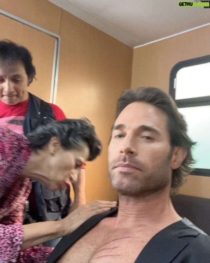 Sebastián Rulli Instagram - Si esto les parece divertido… no se pierdan hoy el estreno de “está Libre” Mi querida @patriciareyesspindola se ofreció a caracterizarme antes de las escenas que teníamos que grabar. Fuimos un equipo muy profesional y entregado (como pueden ver). Se necesitaba confianza para la secuencia que nos esperaba🤪😂😂. Esta serie cómica, escrita y dirigida por mi buen amigo Curiel los va a divertir mucho. Gracias por haberme dado el honor de ser el invitado especial del primer capitulo. Mucho éxito @ricardopolanco_ , @patriciareyesspindola , @curieldeicaza y resto del equipo. Estreno Jueves 5 de octubre 23hs @canalestrellas Estreno Mundial